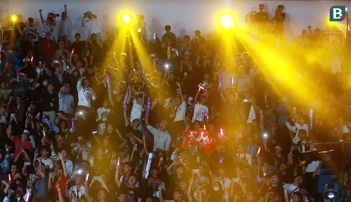 Fans JKT48 bernyanyi dengan menggunakan wotagei mereka masing-masing saat menyaksikan idolanya tampil di acara puncak Grand Final AXIS Nation Cup 2023 yang berlangsung di Istora Senayan, Jakarta, Minggu (15/10/2023). (Bola.com/M Iqbal Ichsan)