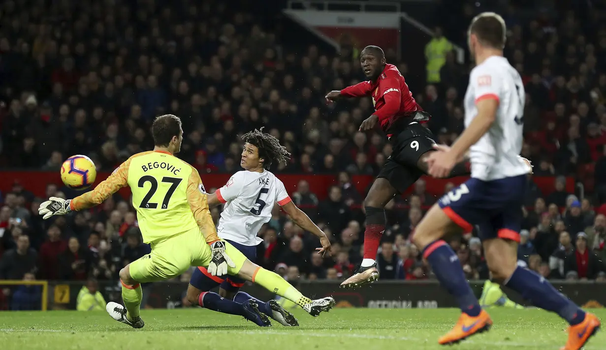 Proses terjadinya gol yang dicetak striker Manchester United, Marcus Rashford, ke gawang Bournemouth pada laga Premier League di Stadion Old Trafford, Manchester, Minggu (30/12). MU menang 4-1 atas Bournemouth. (AP/Martin Rickett)