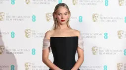 Aktris Jennifer Lawrence berpose saat tiba menghadiri BAFTA Awards 2018 di London, Inggris (18/2). Jennifer Lawrence tampil cantik dengan gaun berwarna hitam dan lipstik berwarna merah. (Photo by Vianney Le Caer/Invision/AP)