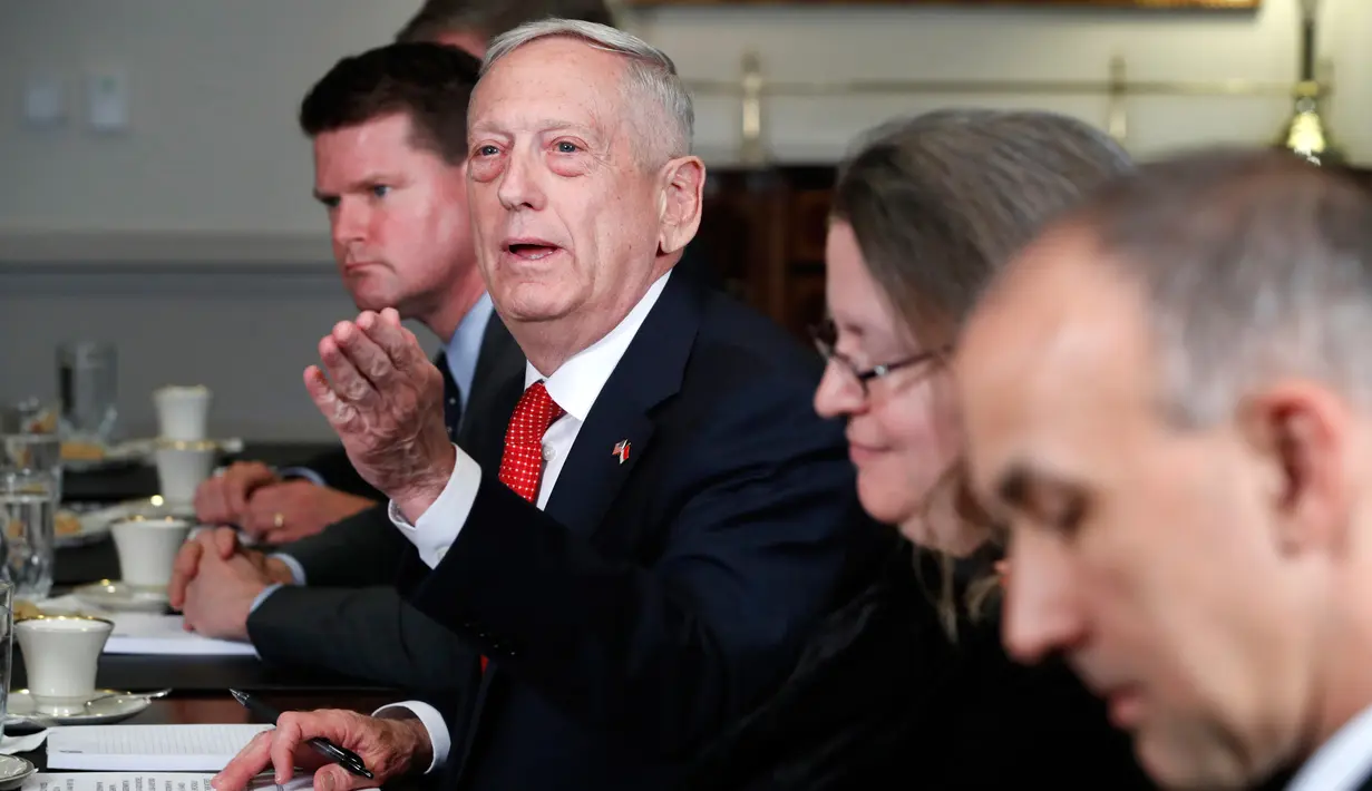 Menteri Pertahanan Amerika Serikat James Norman Mattis  menjawab pertanyan awak media saat menggelar pertemuan dengan Menteri Luar Negeri Indonesia, Retno LP Marsudi di Pentagon, Senin (26/3). (AP/Jacquelyn Martin)