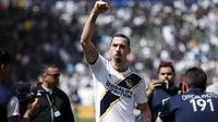 Zlatan Ibrahimovic memberikan salam kepada fans usai laga melawan Los Angeles FC pada laga Major League Socccer di StubHub Center,  California, (31/3/2018). LA Galaxy menang 4-3. (AP/Jae C. Hong)