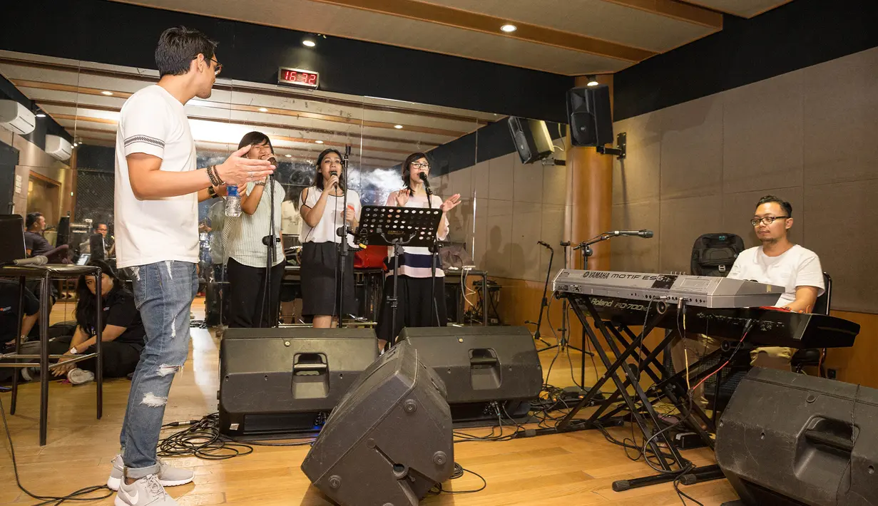 Afgan latihan di Abbe Music Studio, Gandaria, Jakarta Selatan, Selasa (23/2/2016). (Foto: Dezmond Manullang/Bintang.com)