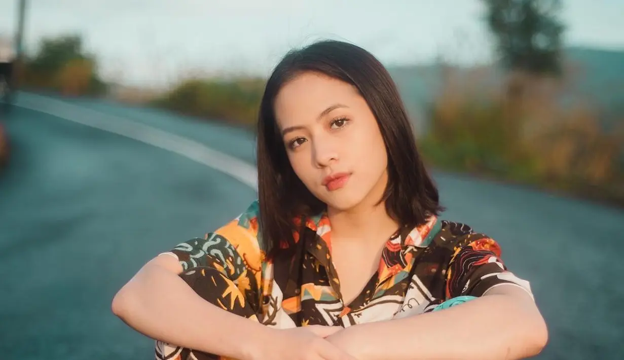 Zara Adhisty juga memilih set batik perca sebagai outfit harian. (FOTO: instagram.com/zaraadhsty)