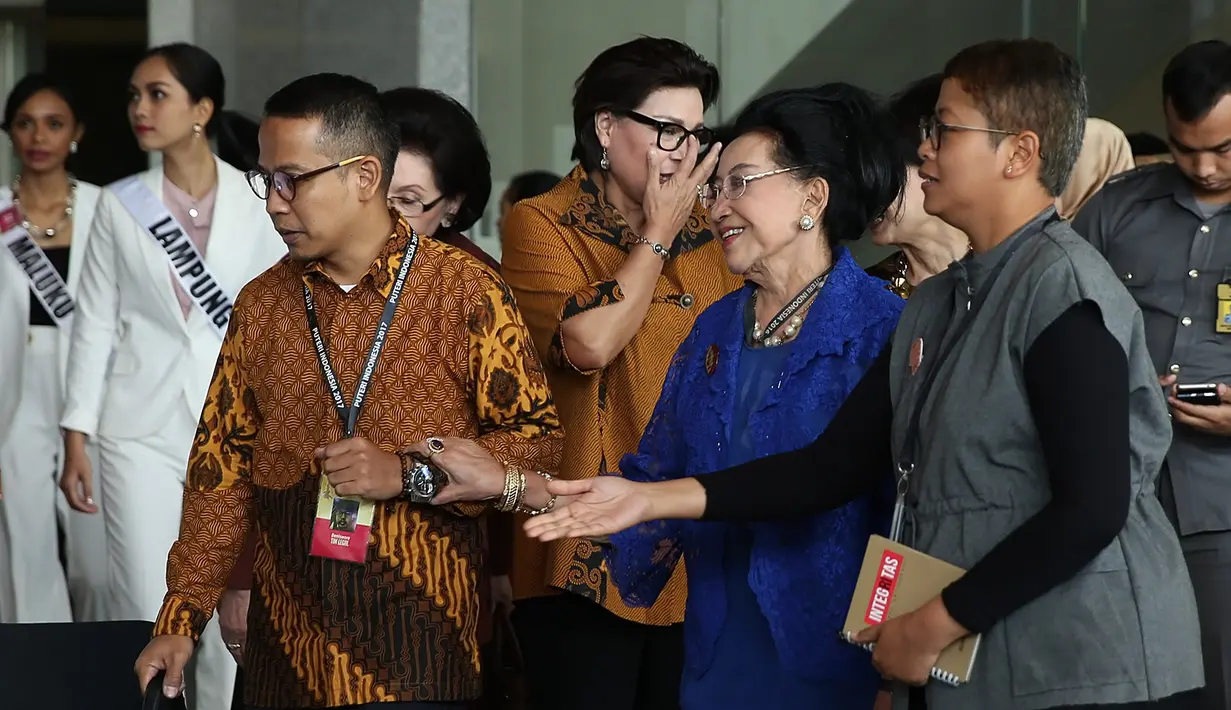 "Mereka sudah jadi publik figur. Mereka jadi teladan dan contoh bagi puteri Indonesia lainnya. Semoga kerjasama yang baik ini bisa intensif ke depan,” ucap Basaria Panjaitan. (Bambang E. Ros/Bintang.com)