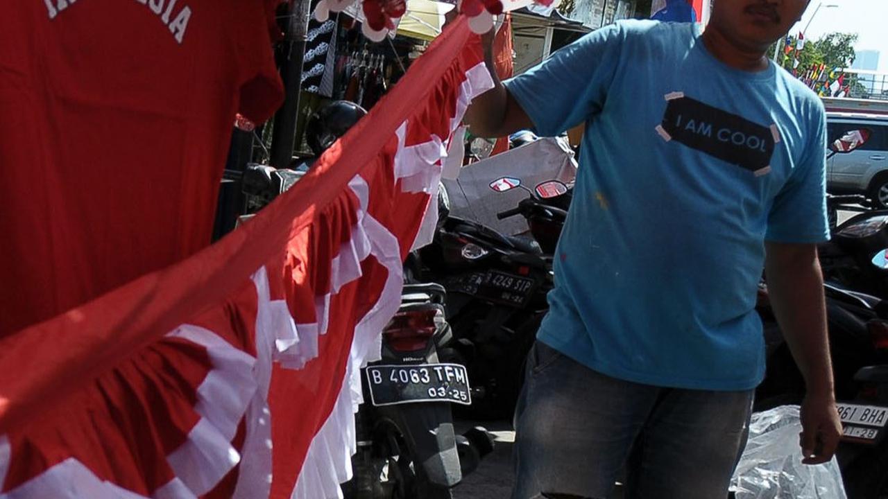 Awal bulan Agustus ini menjadi persiapan bagi warga untuk menyambut HUT Kemerdekaan RI dengan mulai memasang bendera dan aksesoris merah putih lainnya.