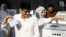 Calon Wakil Presiden nomor urut 02 Sandiaga Uno bersama istri Nur Asia Uno memasukkan surat suara ke dalam kotak seusai melakukan  pencoblosan di TPS 002 Selong, Kebayoran Baru, Jakarta Selatan, Rabu (17/4). Sandiaga Uno menggunakan hak pilihnya dalam Pemilu 2019. (Liputan6.com/Johan Tallo)