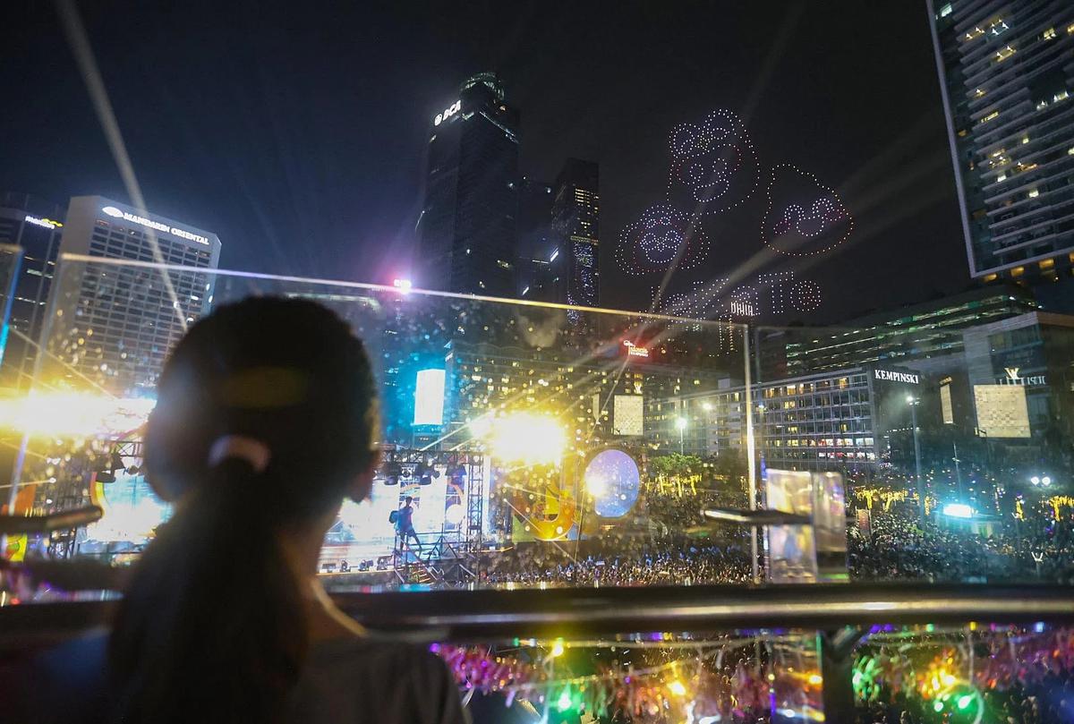 FOTO: Pertunjukan Drone Warnai Malam Tahun Baru 2026 di Bundaran HI