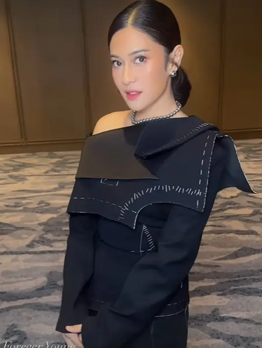 Makeup Dian Sastrowardoyo diselesaikan dengan lipstik ombre yang padukan gradasi warna pink dan nude [@maharani_nilla_makeup]