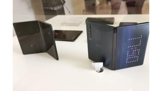 Smartphone layar lipat milik TCL bocor di Weibo, perangkat ini kabarnya akan diperkenalkan di MWC 2019 (Foto: Phone Arena/ Weibo)