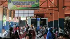 Pemudik menunggu kedatangan bus di trotoar Terminal Kampung Rambutan, jakarta, Jumat (24/6). Sebagian warga memilih mudik lebih awal agar bisa lebih lama waktu berkumpul dengan keluarga di kampung halaman. (Liputan6.com/Yoppy Renato)