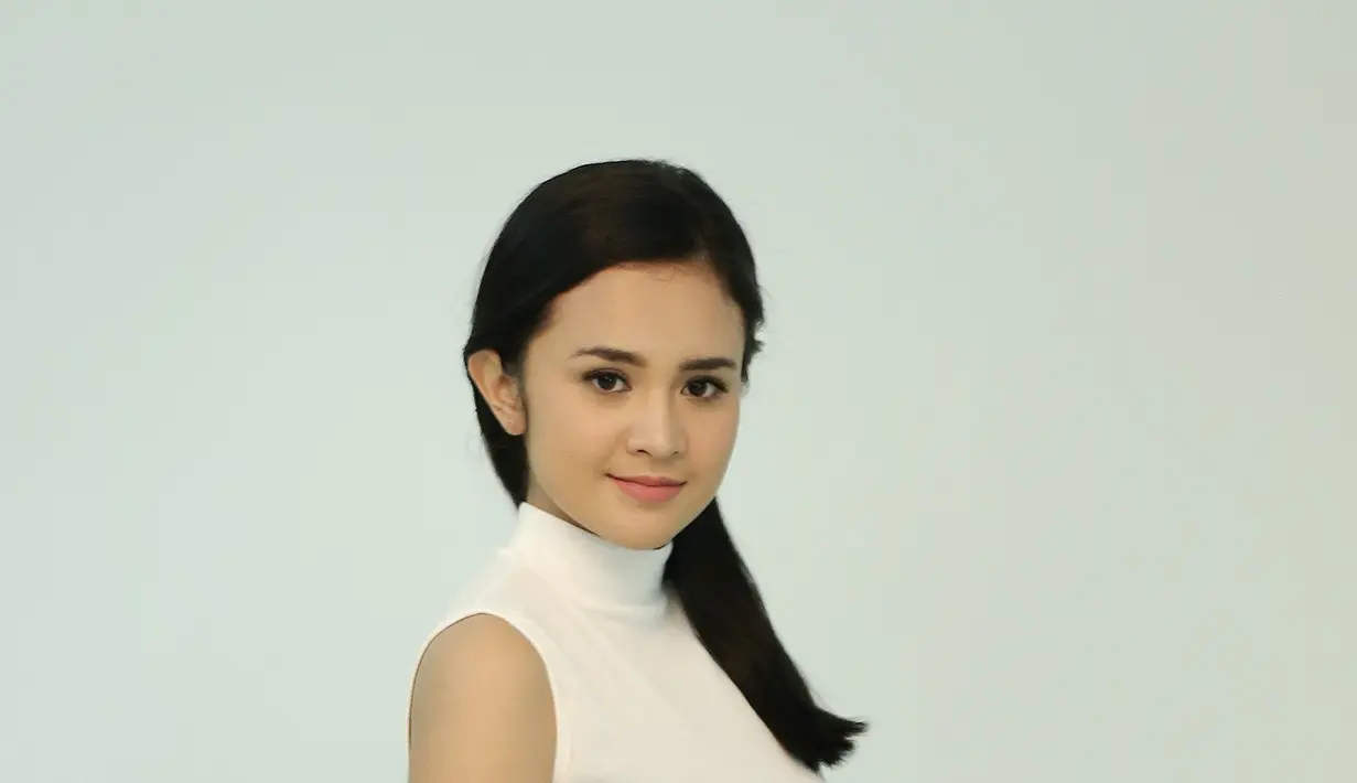 Pengalaman baru didapatkan oleh Michelle. Berkolaborasi dengan brand fashion itu, ia juga diberi kebebasan dalam merancang. Ia berharap karyanya bisa mencerminkan generasi seusianya. (Galih W. Satria/Bintang.com)