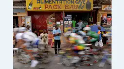 Warga melihat barisan pebalap sepeda yang berlomba dalam Africa Games di Brazzaville, Kongo. (13/9/2015). (AFP Photo/Monirul Bhuiyan)