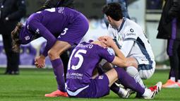 Peristiwa tersebut terjadi pada menit ke-15, di mana Bove tiba-tiba jatuh saat mencoba melepas sepatunya. Suasana stadion berubah mencekam ketika pemain berusia 22 tahun itu mendapat perawatan medis darurat di lapangan, sementara para pemain dan penonton menyaksikan dengan cemas. (AFP/Tiziani Fabi)