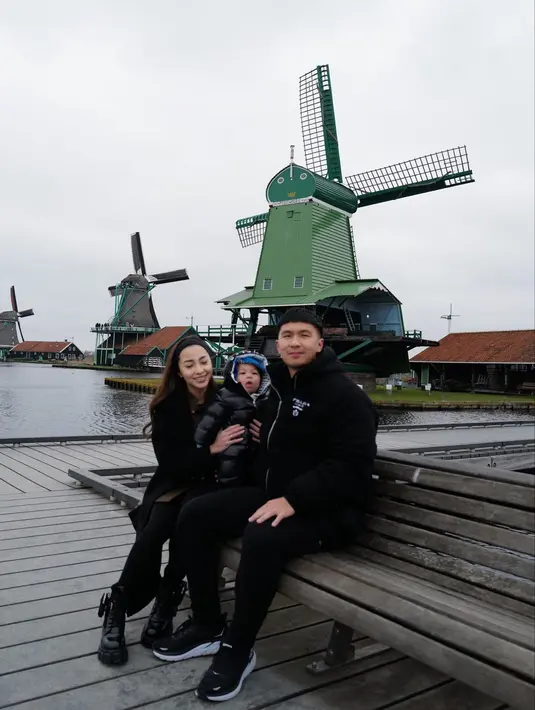 Atau potret menggemaskan ini. Nikita Willy, Indra Priawan, dan sang buah hati tampil kompak dengan outfit serba hitam. [Foto: Instagram/nikitawillyofficial94]