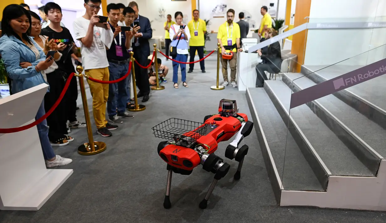 Robot berkaki empat melakukan demonstrasi dalam Konferensi Robot Dunia 2019 di Beijing, China, Selasa (20/8/2019). Acara ini diikuti lebih dari 180 perusahaan dan institusi dari seluruh dunia. (WANG Zhao/AFP)