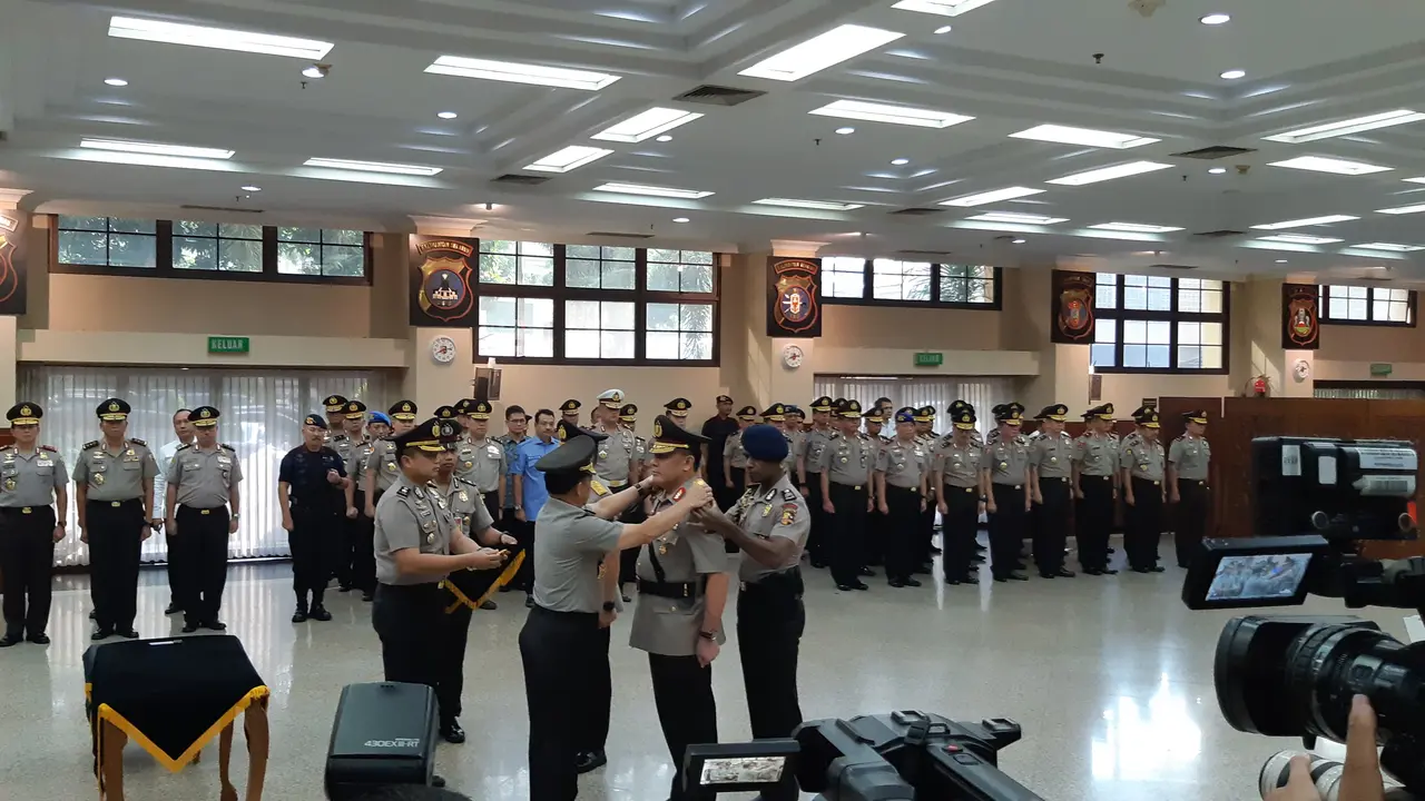 Irjen Firli resmi menjabat Kapolda Sumatera Selatan setelah dilantik oleh Kapolri Jenderal Tito Karnavian di Rupatama, Mabes Polri, Trunojoyo, Jakarta Selatan, Selasa (25/6/2019).