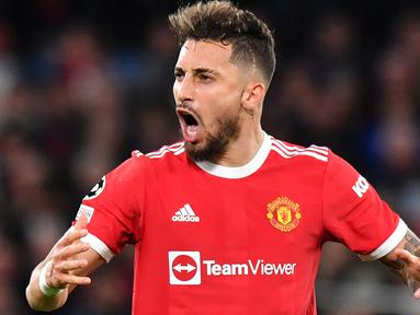 Liga Arab Saudi kembali mendatangkan pemain asal Liga Inggris pada bursa transfer pemain musim panas 2023/2024. Menurut pakar transfer sekaligus jurnalis kondang Italia, Fabrizio Romano, Alex Telles menjadi pemain ke-6 yang hijrah ke Saudi Pro League untuk bergabung dengan Al Nassr yang sejak tengah musim lalu diperkuat Cristiano Ronaldo. Berikut daftar lengkap 6 pemain Liga Inggris yang telah resmi hujrah ke Saudi Pro League pada bursa transfer pemain musim panas 2023/2024. (AFP/Anthony Devlin)
