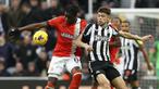 Pemain Luton Town, Elijah Adebayo (kiri) berebut bola dengan pemain Newcastle United, Lewis Miley pada laga lanjutan Liga Inggris 2023/2024 di St James' Park, Newcastle, Inggris, Sabtu (03/02/2024). (AP Photo/PA/Owen Humphreys)