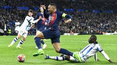 Pemain Real Sociedad, Hamari Traore, berusaha merebut bola dari pemain Paris Saint-Germain, Kylian Mbappe, pada laga leg kedua babak 16 besar Liga Champions 2023/2024 di Stadion Reale Arena, Rabu (6/3/2024). PSG menang dengan skor 2-1. (AP Photo/Alvaro Barrientos)