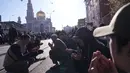 Sekelompok pria Sholat saat umat Islam lainnya meninggalkan kawasan itu selama perayaan liburan Idul Fitri di Masjid Katedral Moskow, masjid utama Moskow, terbesar di Rusia dan Eropa di Moskow, Rusia, Jumat dini hari, 21 April 2023. (AP Photo/Alexander Zemlianichenko)