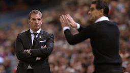 Pelatih FC Sion Didier Tholot (kanan) beraksi di depan Pelatih Liverpool Brendan Rodgers (kiri) pada laga  UEFA Europa League grup B di Anfield, Liverpool, Jumat (2/10/2015). AFP Photo / Oli Scarff