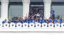Pemain Persib Bandung mengangkat trofi saat merayakan pesta juara di Gedung Sate, Bandung, Minggu (25/5/2025). (Bola.com/M Iqbal Ichsan)