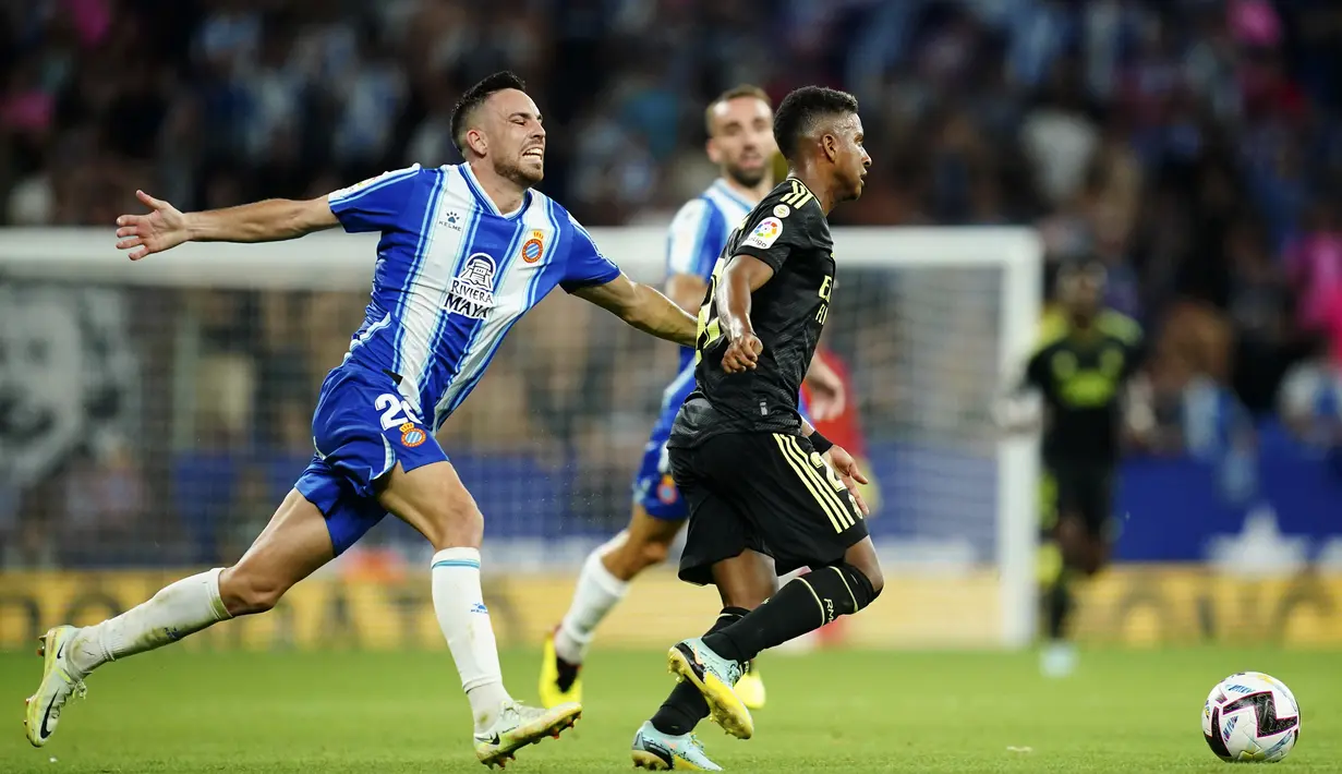 Pemain Espanyol, Edu Exposito berusaha merebut bola dari pemain Real Madrid, Rodrygo pada pertandingan lanjutan La Liga Spanyol di stadion Camp Nou di Barcelona, Spanyol, Senin (29/8/2022). Madrid menang atas Espanyol 3-1. (AP Photo/Joan Mateu Parra)