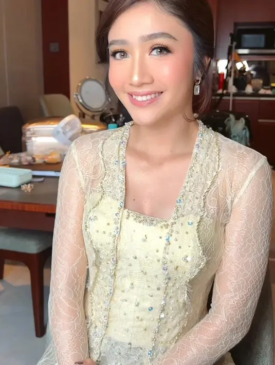 Penampilan Febby disempurnakan dengan pulasan makeup flawless nuansa coral yang segar. Sementara rambutnya ditata bergaya updo simple yang menyisakan beberapa helai rambut di depan telinganya. [@febbyrastanty]