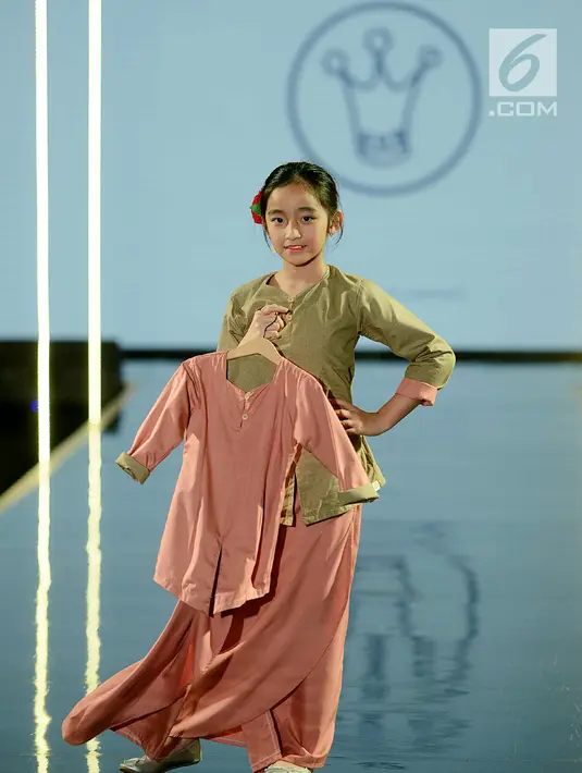 Model anak membawakan busana rancangan desainer Three Little Ahmads pada Jakarta Modest Fashion Week (JMFW) 2018 di Gandaria City, Jakarta, Sabtu (29/7). JMFW digelar mulai 26-29 Juli 2018. (Kapanlagi/Bayu Herdianto)