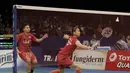 Pasangan Indonesia, Greysia Polii/Apriani Rahayu, kalah dari pasangan pasangan Korea, Lee So-hee/Chang Ye-na pada laga Indonesia Open 2017 di JCC, Kamis, (15/6/2017). Pasangan Indonesia  takluk 18-21, 14-21. (Bola.com/M Iqbal Ichsan)