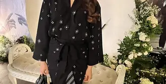 Tissa Biani tampil memukau dalam balutan kebaya bergaya kimono. Material batik nyaman berhasil sempurnakan gaya. [Foto: Instagram/ Tisa Biani]
