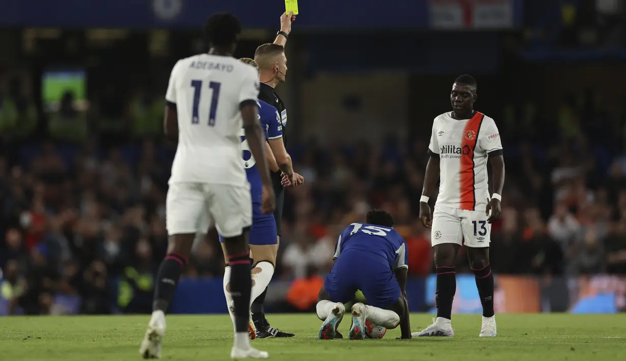 Wasit menunjukkan kartu kuning kepada pemain Luton Town, Marvelous Nakamba saat melawan Chelsea pada pertandingan sepak bola Liga Premier Inggris antara Chelsea dan Luton Town di stadion Stamford Bridge di London, Sabtu, 26 Agustus 2023. (AP Photo/Ian Walton)