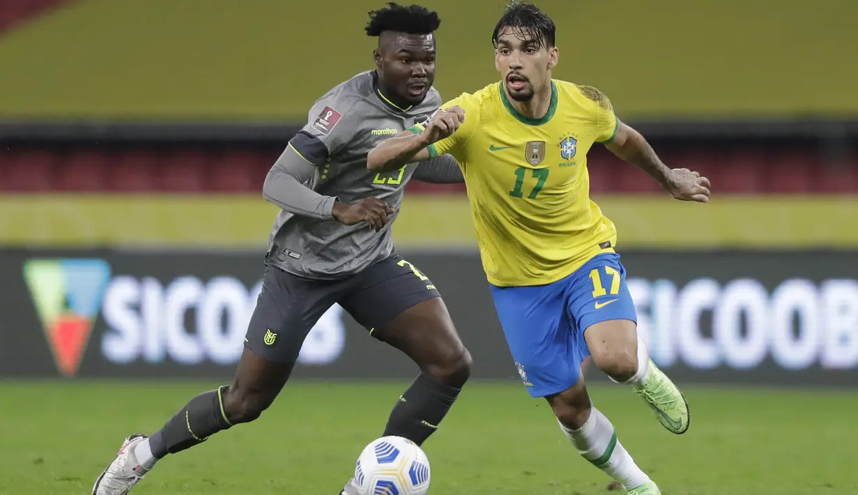 Penyerang Brasil, Lucas Paqueta, berusaha melewati pemain Ekuador, Jordy Caicedo, pada laga Kualifikasi Piala Dunia 2022 Zona Amerika Selatan, Minggu (5/6/2021). Brasil menang dengan skor 2-1. (AP/Andre Penner)