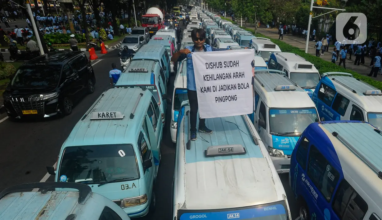 Sopir JakLingko menggelar demonstrasi di depan kantor Balai Kota, Jalan Medan Merdeka Selatan, Jakarta Pusat, Selasa (30/7/2024). (merdeka.com/Arie Basuki)