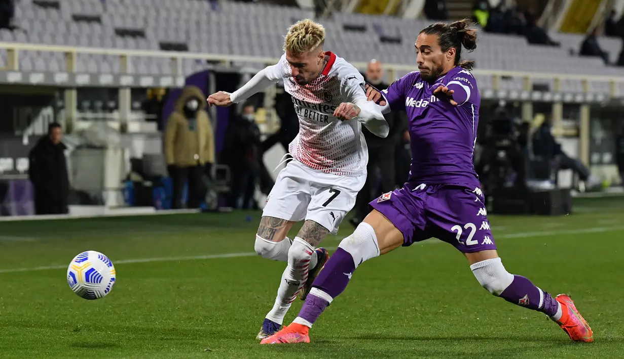 Bek Fiorentina, Martin Caceres (kanan) berusaha merebut bola dari penyerang AC Milan, Samuel Castillejo pada pertandingan Liga Serie A Italia di stadion Artemio Franchi, Italia (22/3/2021). Hasil ini membuat AC Milan memangkas jarak poin dengan Inter Milan di puncak klasemen. (AFP/Tiziana Fabi)