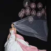 Gaun pengantin yang unik diangkat oleh balon helium (Foto: Instagram/maria__nikoloudaki)