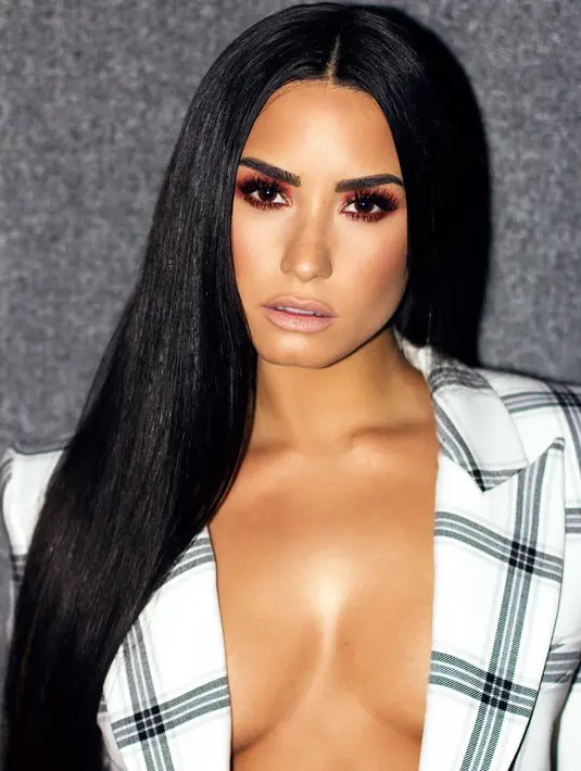 Demi tak melihatnya sedikitpun. Tak hanya itu usai menceritakan penderitaannya idolaya tersebut seakan tak mempedulikannya. (instagram/ddlovato)