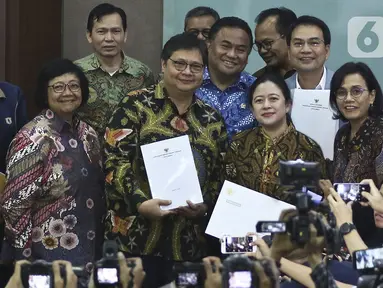 Menko Perekonomian Airlangga Hartarto, Menkeu Sri Mulyani, Menkumham Yasonna Laoly, Menteri KLHK Siti Nurbaya, Menaker Ida Fauziyah dan Menteri ATR/BPN Sofyan Djalil menyerahkan draft RUU Omnibus Law kepada Ketua DPR Puan Maharani, Jakarta, Rabu (12/2/2020). (Liputan6.com/Johan Tallo)