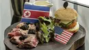 Restoran Sinfonia membuat makanan bertajuk RBW atau warna bendera AS dan Korea Utara di Singapura, 7 Juni 2018. Makanan itu memanfaatkan momentum pertemuan Donald Trump dan Pemimpin Korea Utara Kim Jong-un di Singapura 12 Juni nanti. (AFP/Nicholas YEO)