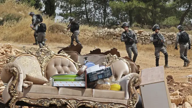 Pasukan Israel menghancurkan bangunan warga Palestina di daerah Wadi Muhaisen, utara kota Hebron. (AFP)