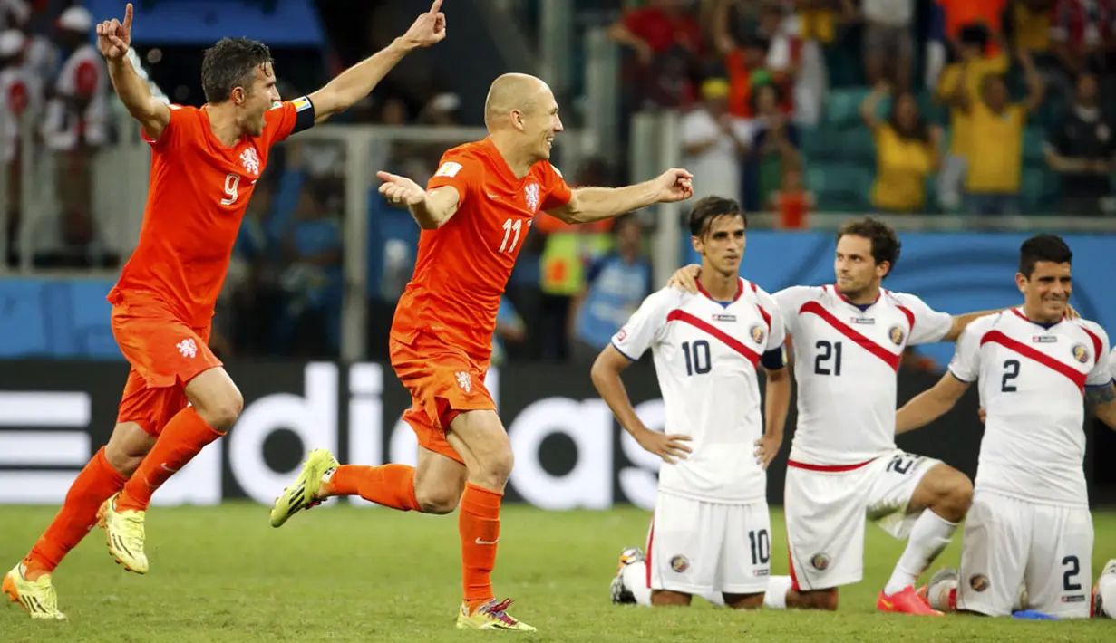 Pemain Timnas Belanda, Robin van Persie (kiri) dan Arjen Robben, berlarian usai menumbangkan Kosta Rika 0-0 (4-3) di perempat final Piala Dunia 2014 di Stadion Fonte Nova, Salvador, (6/7/2014). (REUTERS/Sergio Moraes)