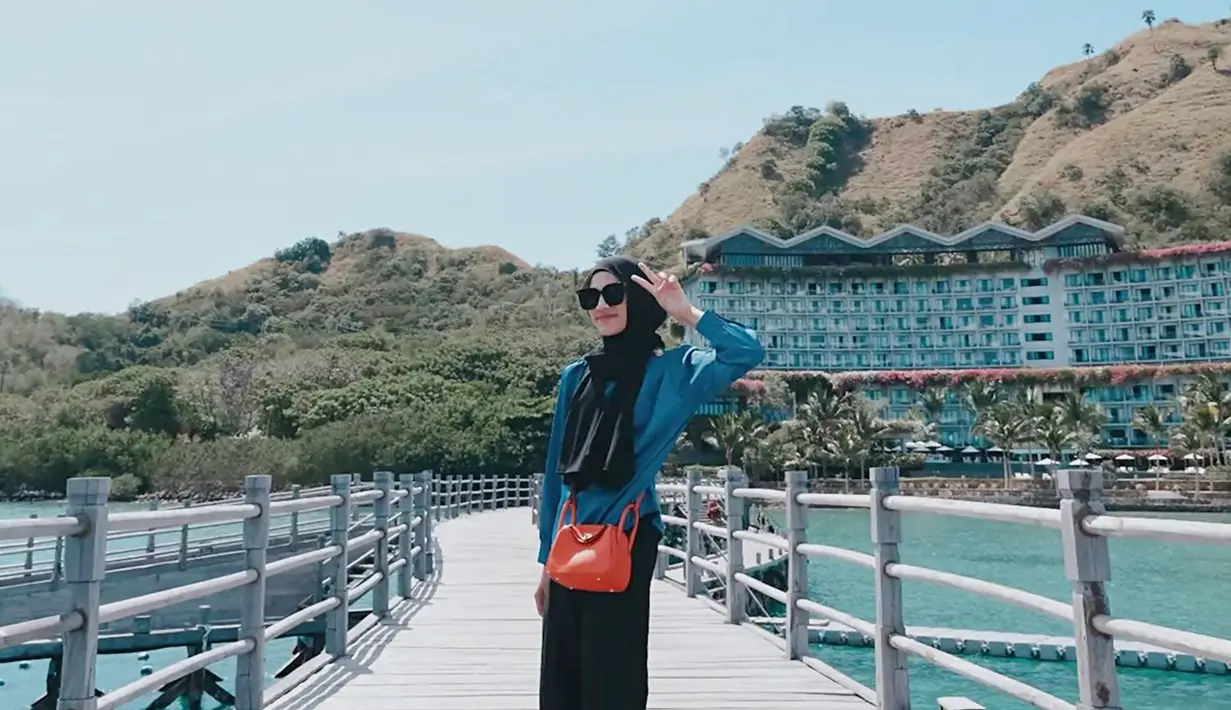 Sempat disebut badannya terlihat terlalu kurus oleh banyak netizen. Sosok Alyssa Soebandono pun sempat mencuri perhatian. Tidak sedikit para penggemar yang menanyakan keadaannya karena khawatir. Pemeran sinetron Upik Abu dan Laura ini pun tidak terlalu menanggapi ungkapan netizen yang menyebutnya terlalu kurus tersebut. (Liputan6.com/IG/@ichasoebandono)