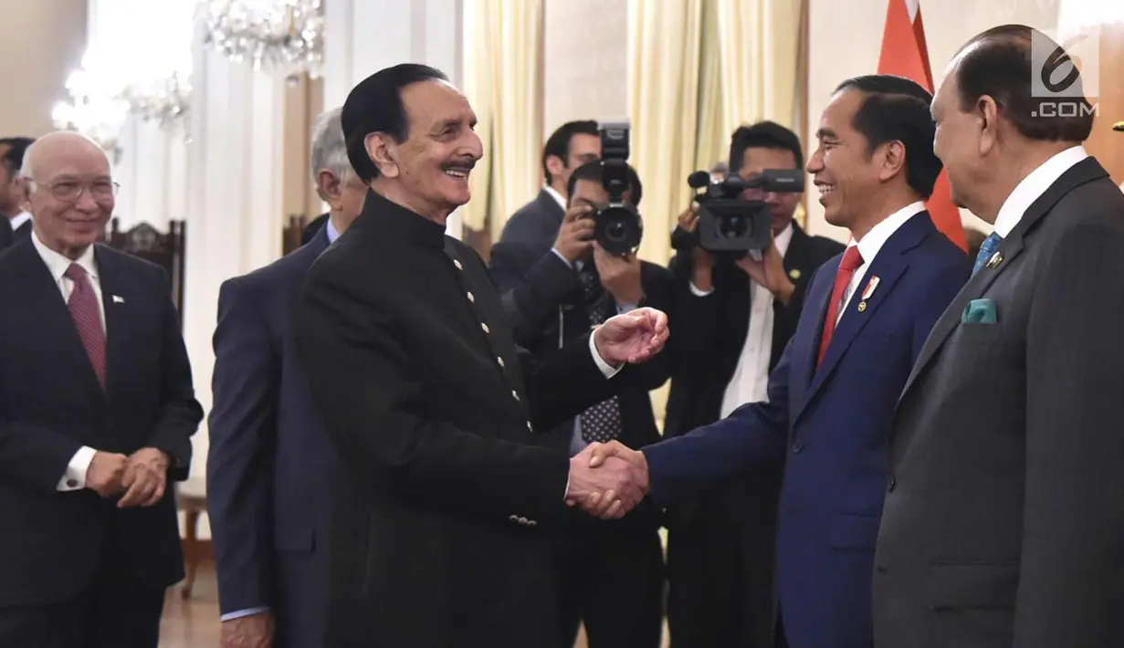 Presiden Joko Widodo bersalaman dengan pejabat Pakistan di Istana Kepresidenan Aiwan-e-Sadr, Islamabad, (26/1). Jokowi mengharapkan kedua negara dapat semakin mempererat hubungan dagang dengan memperdalam PTA. (Liputan6.com/Pool/Rusman Biro Pers Setpres)