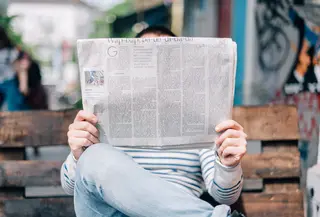 Ilustrasi membaca koran, berita. (Photo by Roman Kraft on Unsplash)