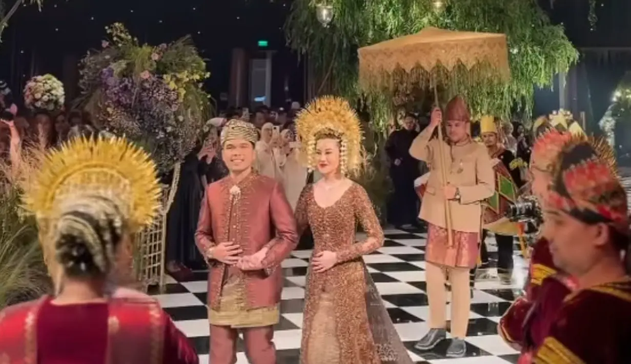 <p>Sementara itu, Thariq Halilintar terlihat gagah dalam balutan setelan beskap Minang satin merah [@aaliyah.massaid]</p>