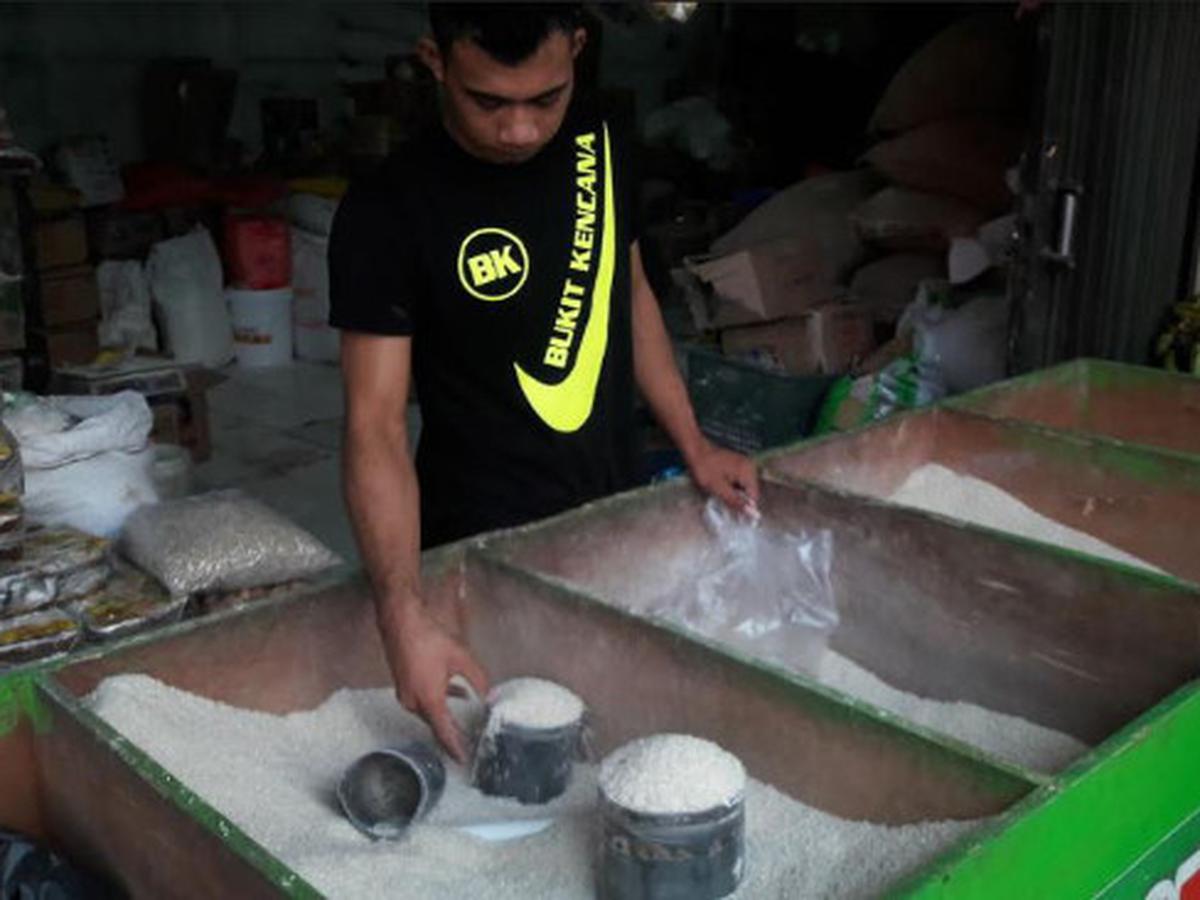 Jual Beras Medium di Atas Harga Eceran, Pedagang Bakal Kena ...
