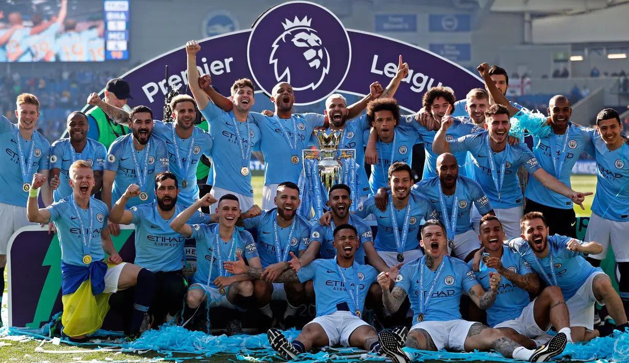 Para pemain Manchester City berpose dengan trofi Liga Inggris usai mengalahkan Brighton di Stadion AMEX, Brighton, Inggris, Minggu (12/5). The Citizens menjadi yang terbaik di musim 2018-2019 setelah memenangi duel sengit dengan Liverpool hingga pekan terakhir. (AP Photo/Frank Augstein)