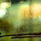 Saat wiper macet ketika turun hujan, pandangan pengemudi pun menjadi sedikit buram dan mengganggu perjalanan.