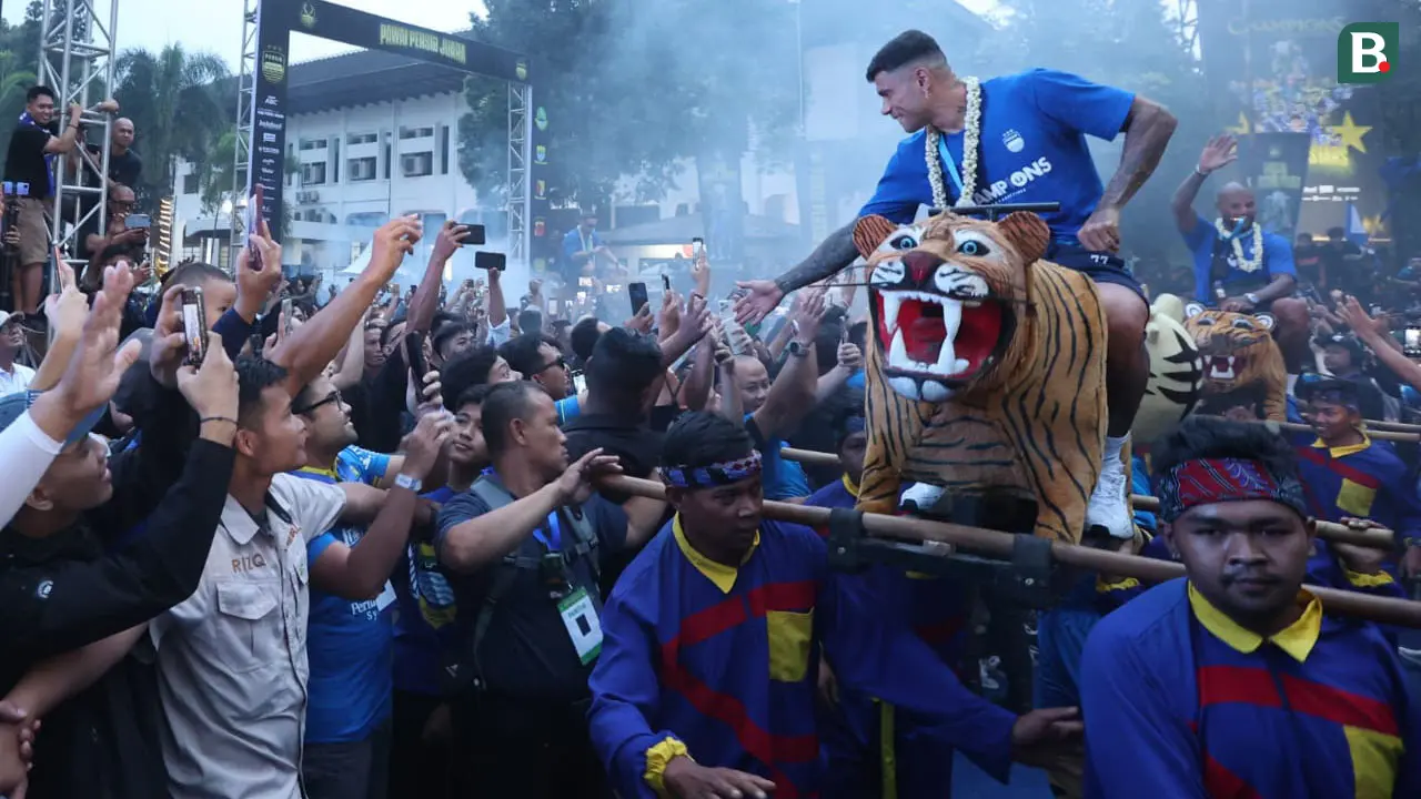 Foto: Akhiri Pawai Juara BRI Liga 1 2023/2024 di Gedung Sate, Penggawa Persib Bandung Diarak Singa Depok