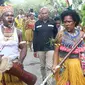 Wali Kota Jayapura, Benhur Tomi Mano pada sebuah kesempatan di rumah tetua adat Port Numbay.  (Foto: Katharina Janur/Humas Pemkot Jayapura)